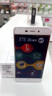 Смартфон ZTE Blade X3 на фото