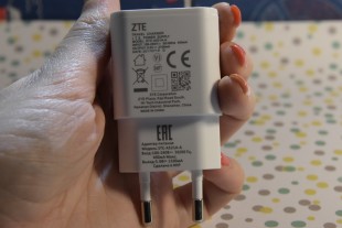 Зарядное устройство из комплекта телефона